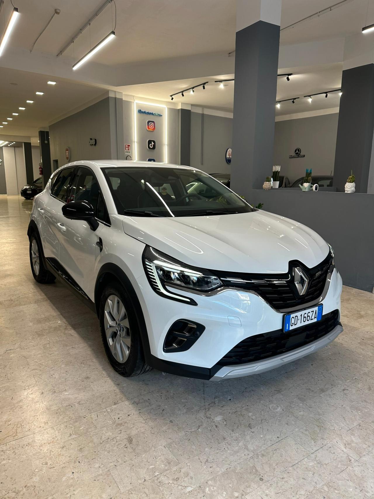 Renault Captur Plug-in Hybrid E-Tech 160 CV Initiale Paris