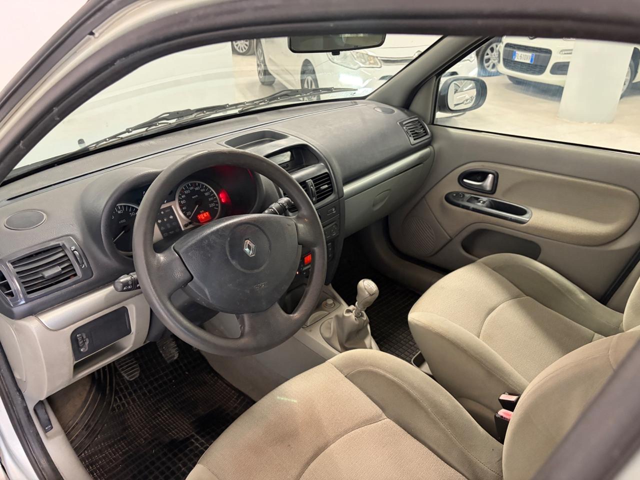 Renault Clio 1.2 16V cat 5 porte Privilège km 109.000 Nuova !