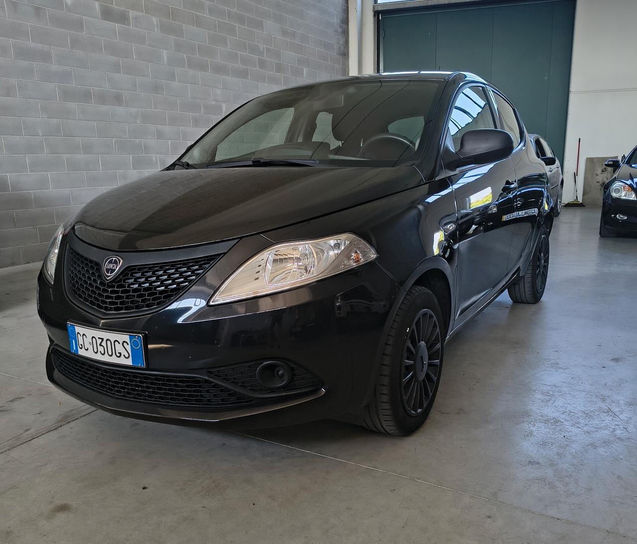 Lancia Ypsilon 1.2 69 CV 5 porte S&S Black and Noir