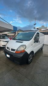 RENAULT TRAFIC CON PORTA LATERALE