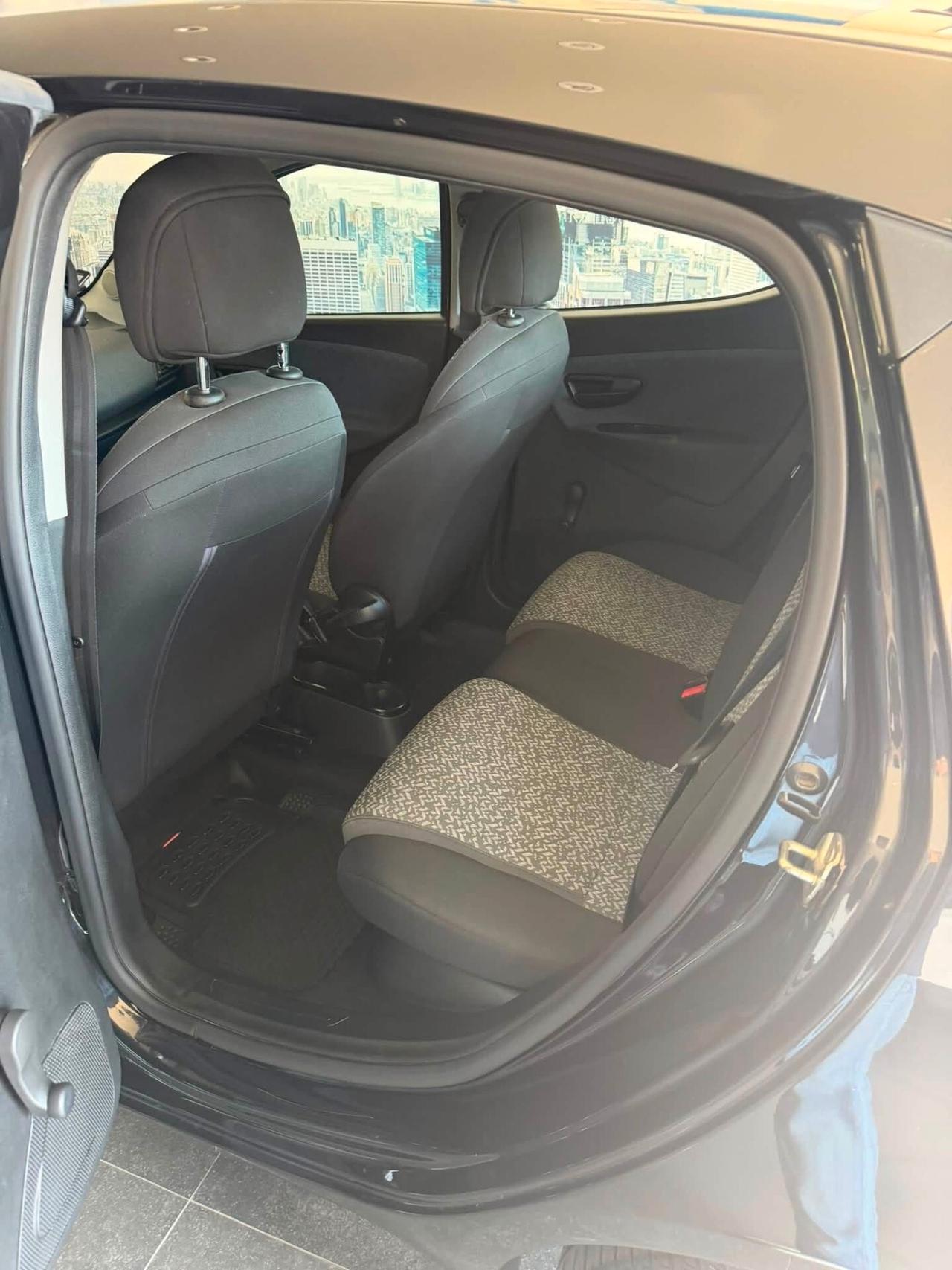Lancia Ypsilon 1.0 FireFly 5 porte S&S Hybrid Silver