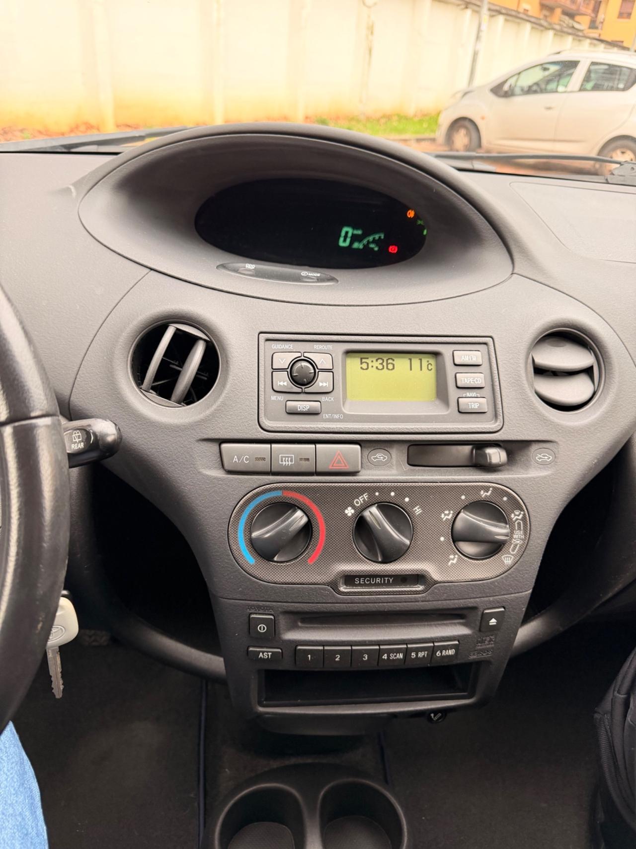 Toyota Yaris 1.0i neopatentati 5porte