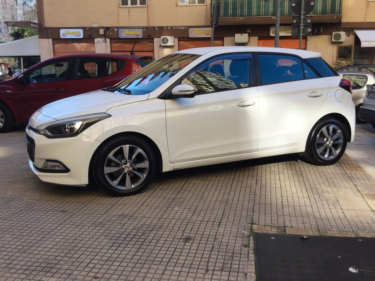 Hyundai i20 1.2 84 CV 5 porte Blackline