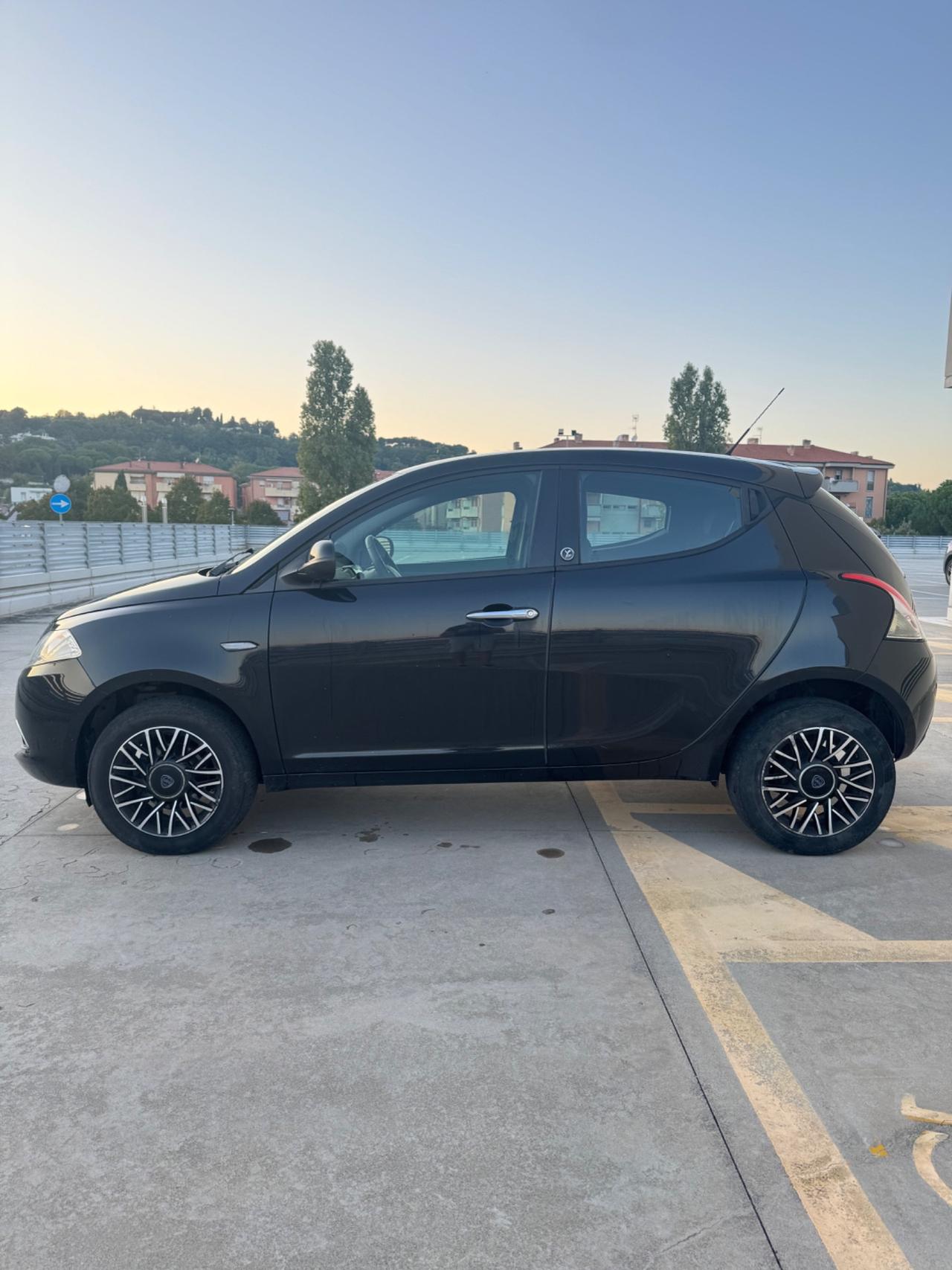 Lancia Ypsilon 0.9 TwinAir 85 CV 5 porte Metano Ecochic 30th Ann.