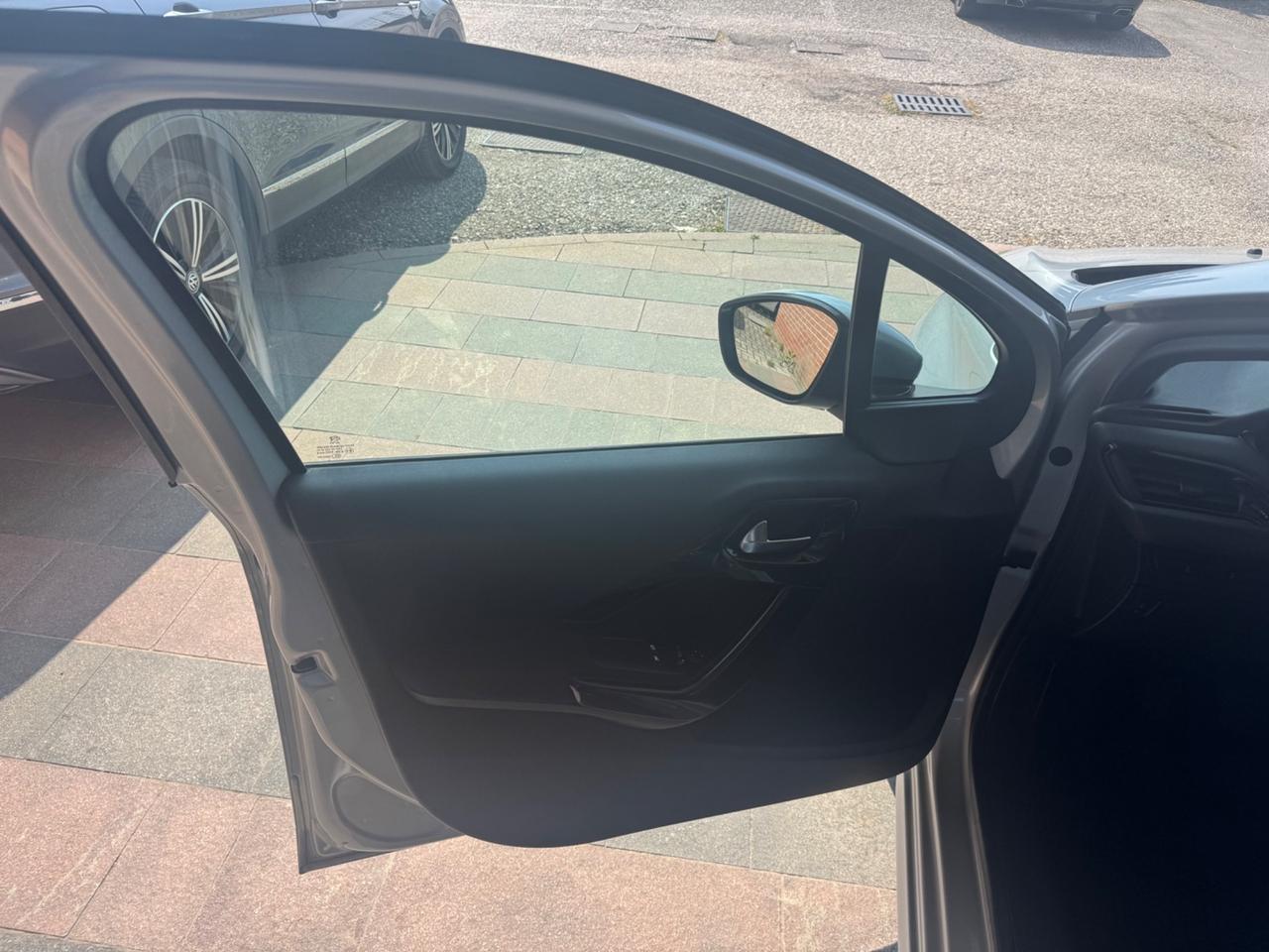 Peugeot 208 1.4 HDi 68 CV 5 porte Allure Neopatentati