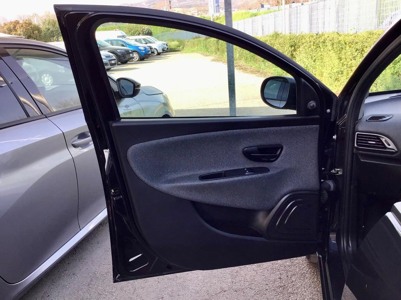 Lancia Ypsilon 1.0 70Cv FireFly 5 porte Hybrid Silver