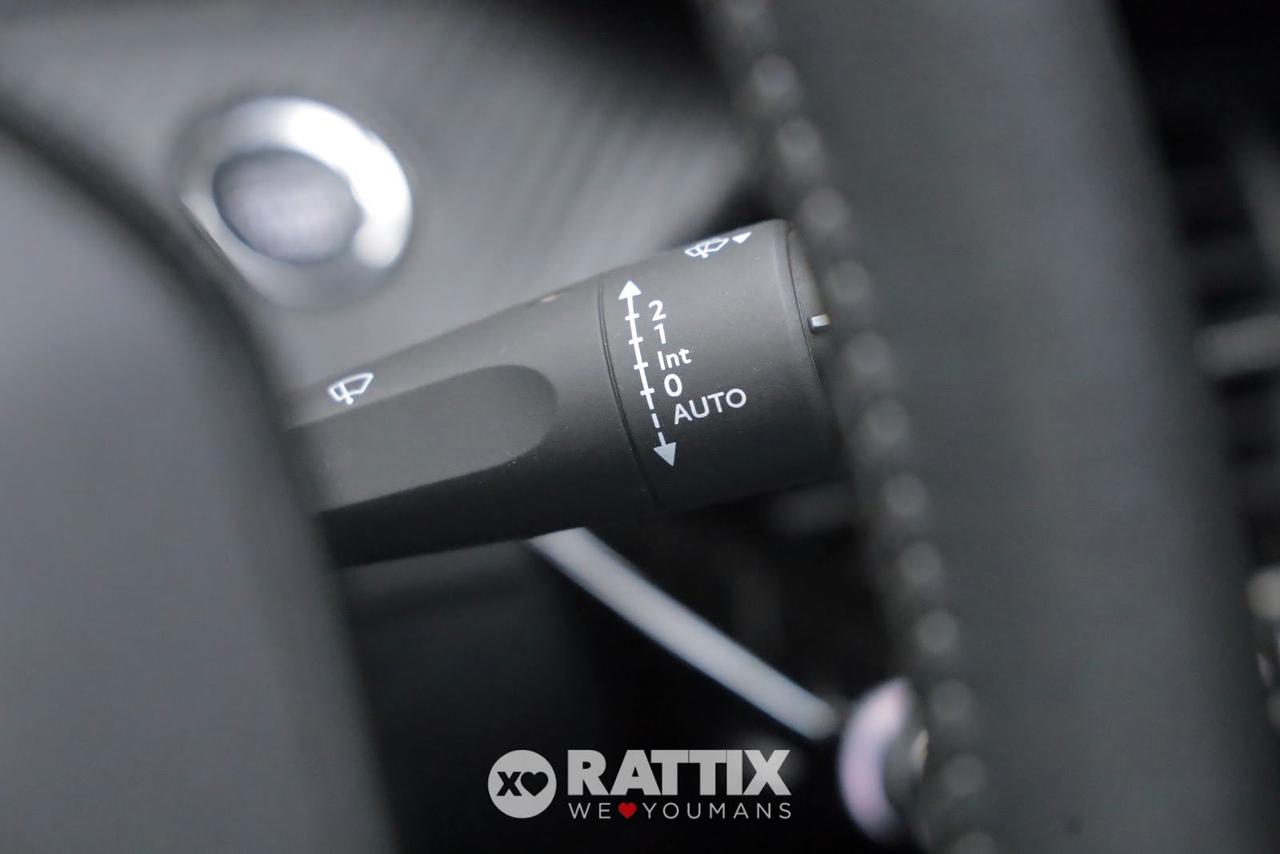 Peugeot e-2008 motore elettrico 100kW Allure