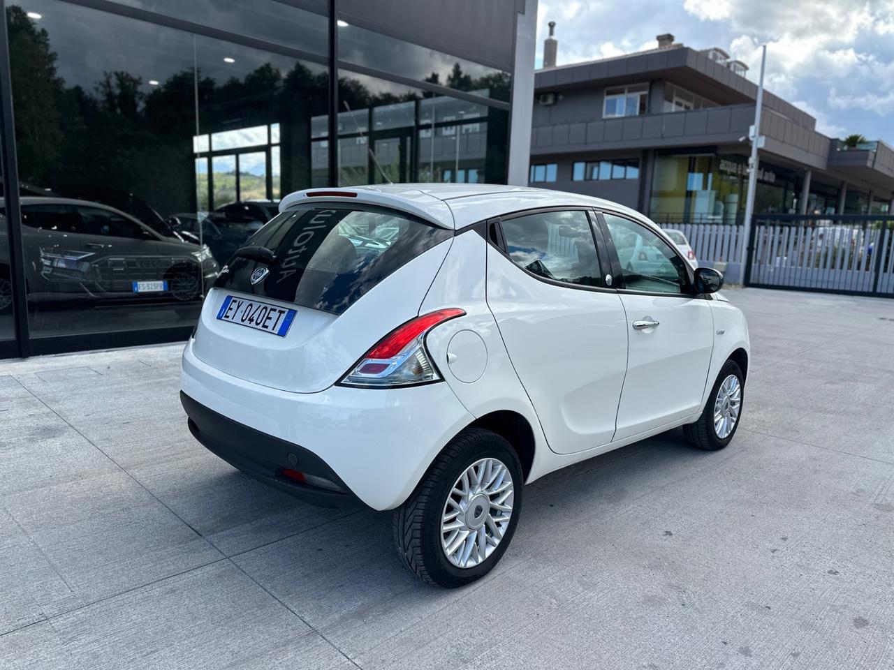 Lancia Ypsilon 0.9 TwinAir 85 CV 5 porte Metano Ecochic Elle