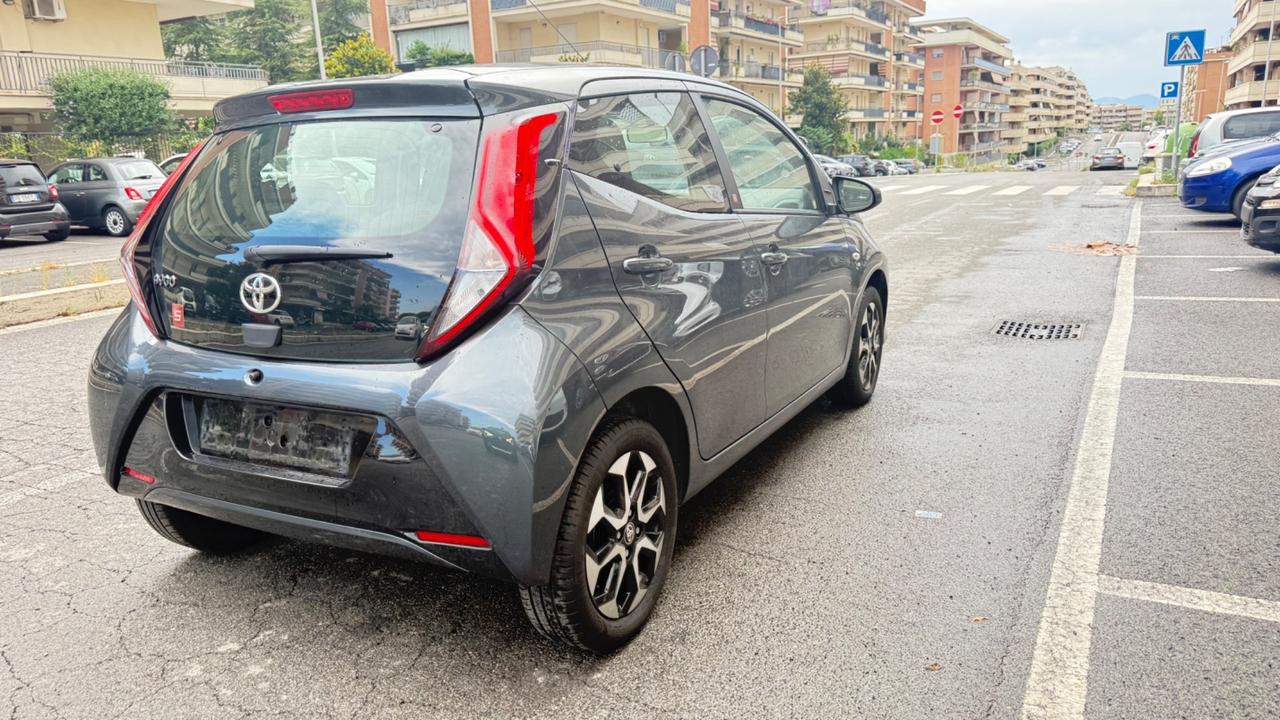 Toyota Aygo 1.0 VVT-i 72 CV 5 porte x-play MMT C.AUTOMATICO LED NAVI KAMERA PDC CERCHI 16