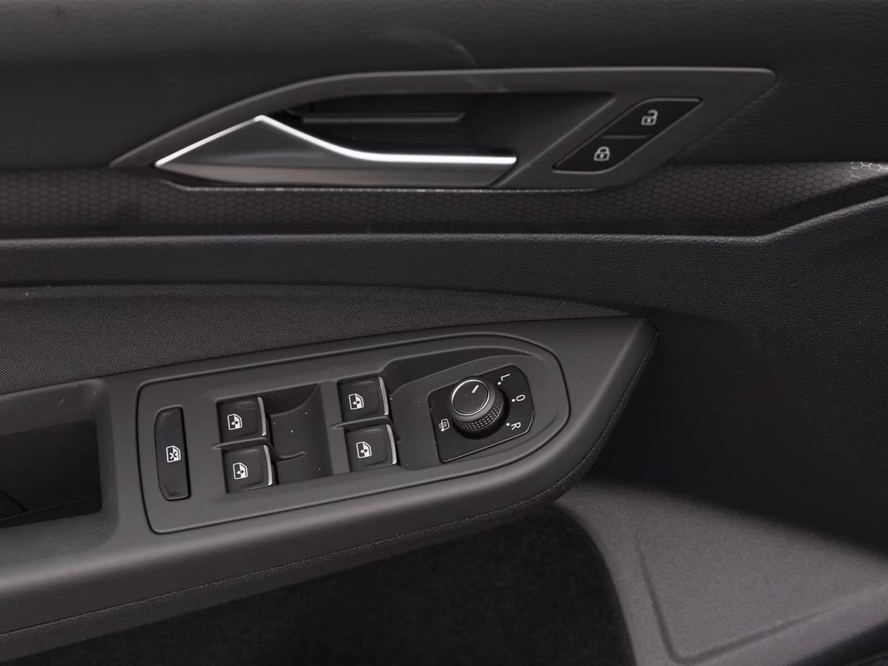 Volkswagen Golf GTI 2.0 TSI DSG NAVI VIRTUAL LED CAMERA