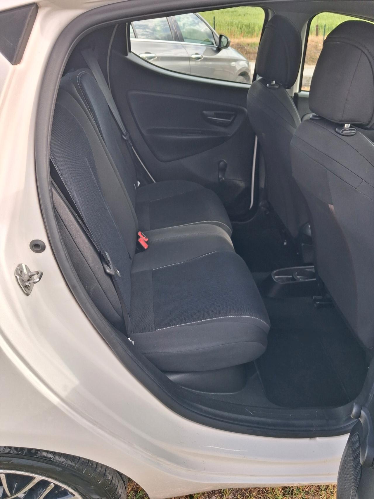 Lancia Ypsilon 1.2 69 CV 5porte S Momodesign
