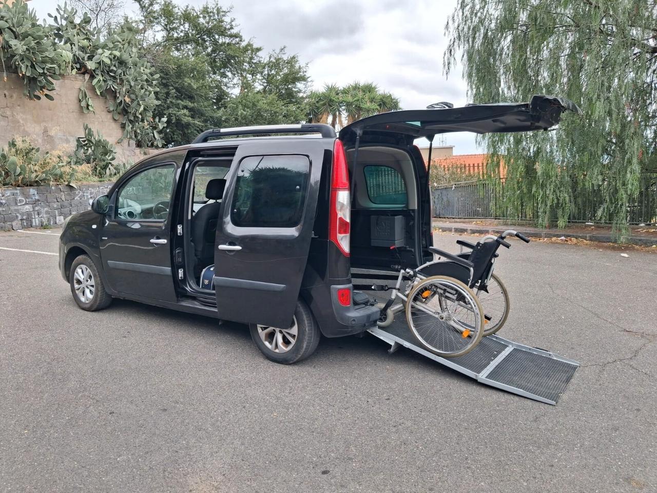 Renault Kangoo Pianale ribassato con rampa disabili in carrozzina