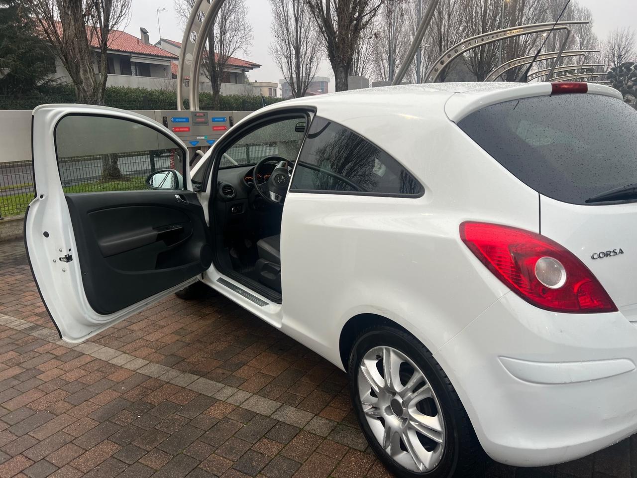 Opel Corsa 1.2 3 porte b-color