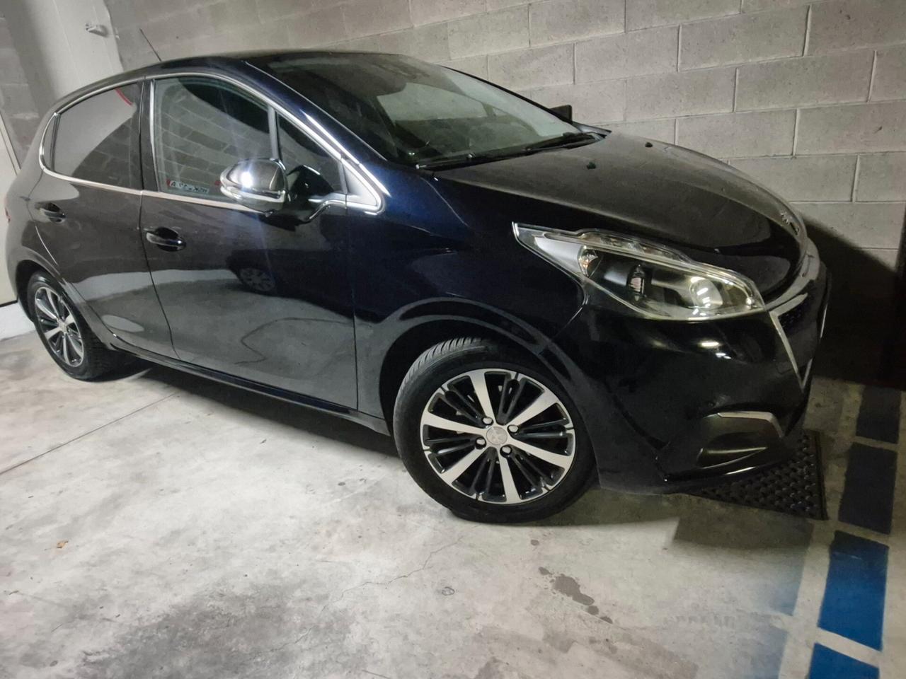 Peugeot 208 PureTech 82 5 porte Allure neo patentati