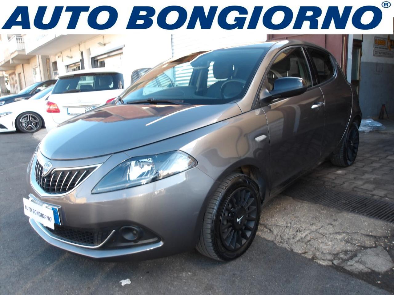 Lancia Ypsilon 1.0 firefly hybrid Silver s&s 70cv