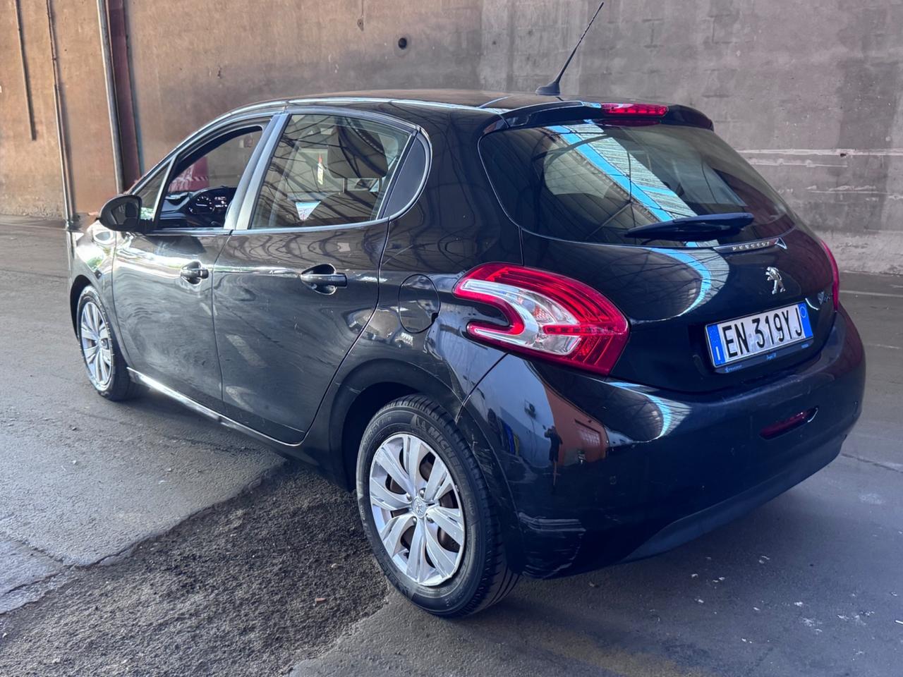 Peugeot 208 1.4 HDi 68 CV 5 porte Allure