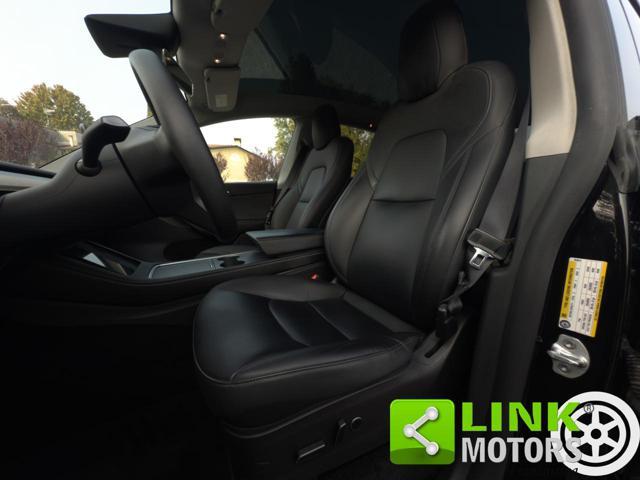 TESLA Model Y longe