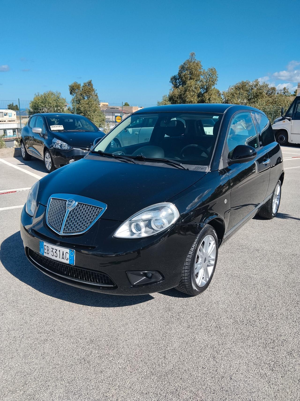 Lancia Ypsilon 1.3 MJT 75 CV Unyca