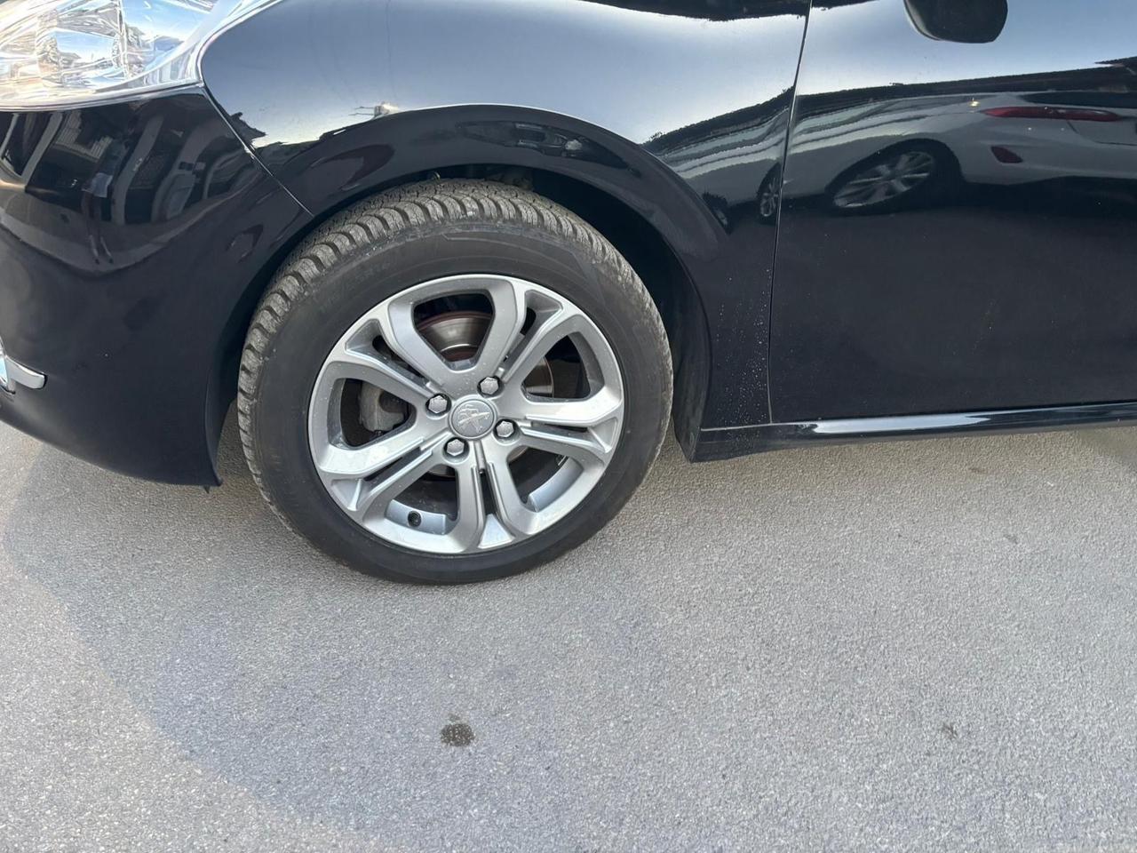 Peugeot 208 1.4 HDi 68 CV 5 porte Allure