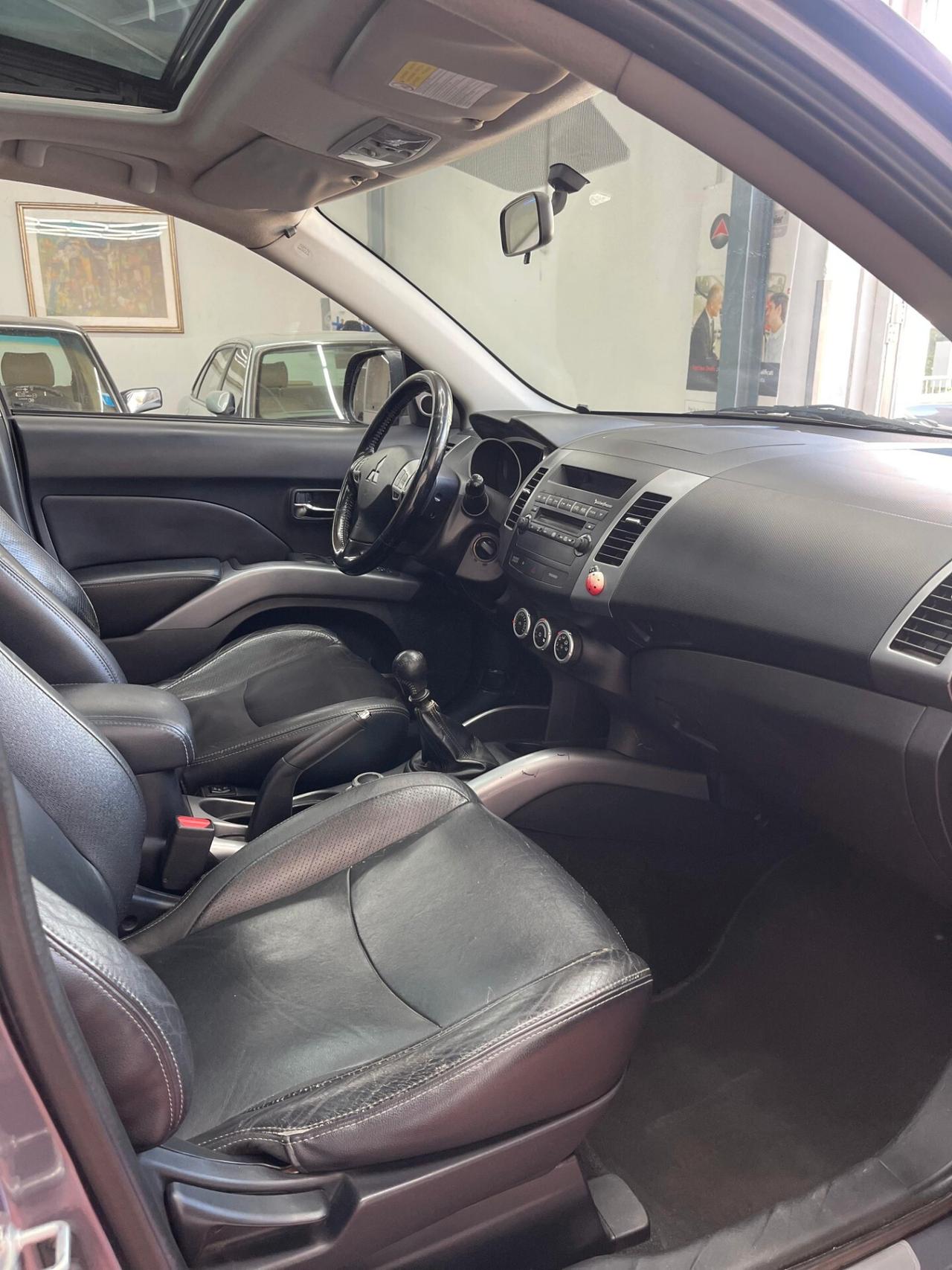 Mitsubishi Outlander 2.0d 4X4 GANCIO TRAINO 7 POSTI