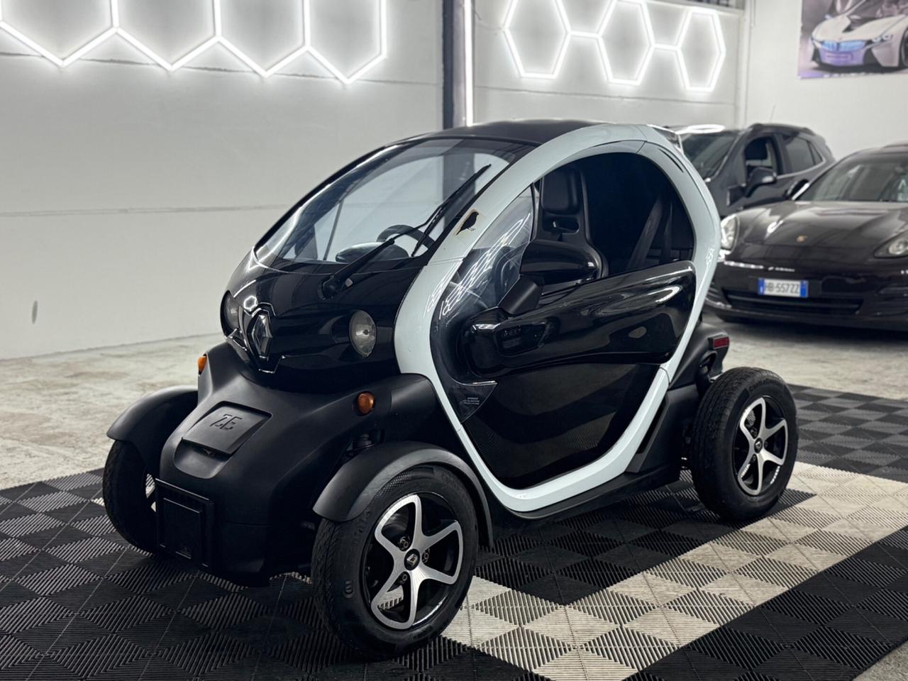 Renault Twizy 45 patente Si guida con AM