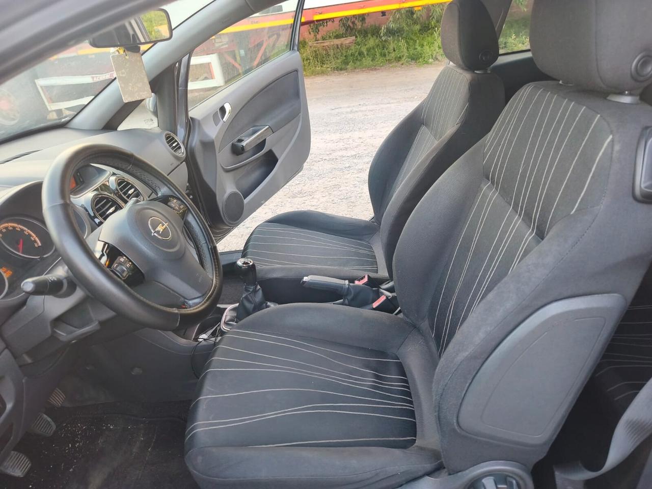 Opel Corsa 2011---1.2 Benzina Neopatentati