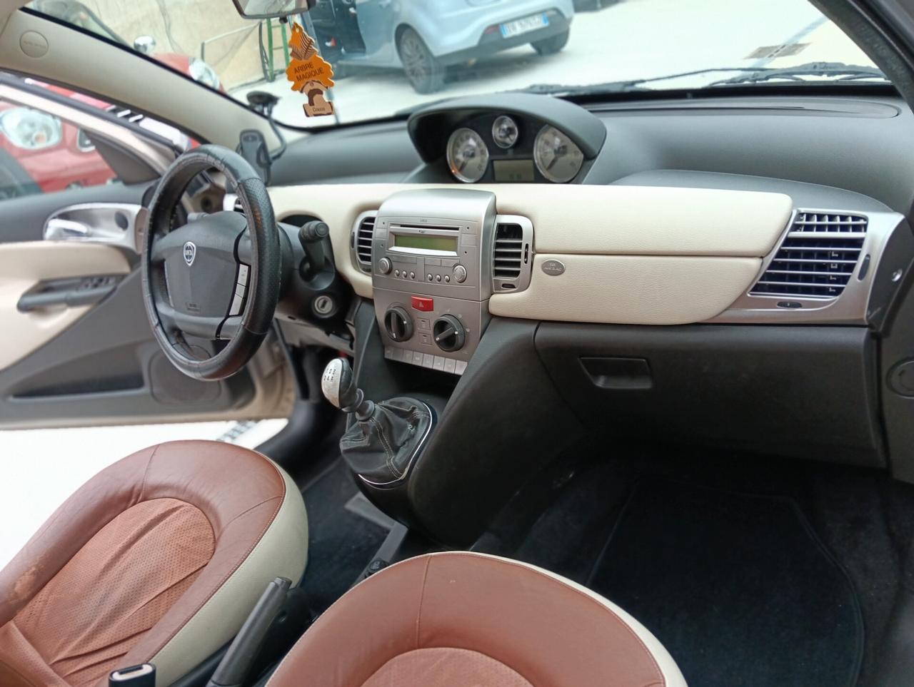 Lancia Ypsilon 1.4 16V Platino
