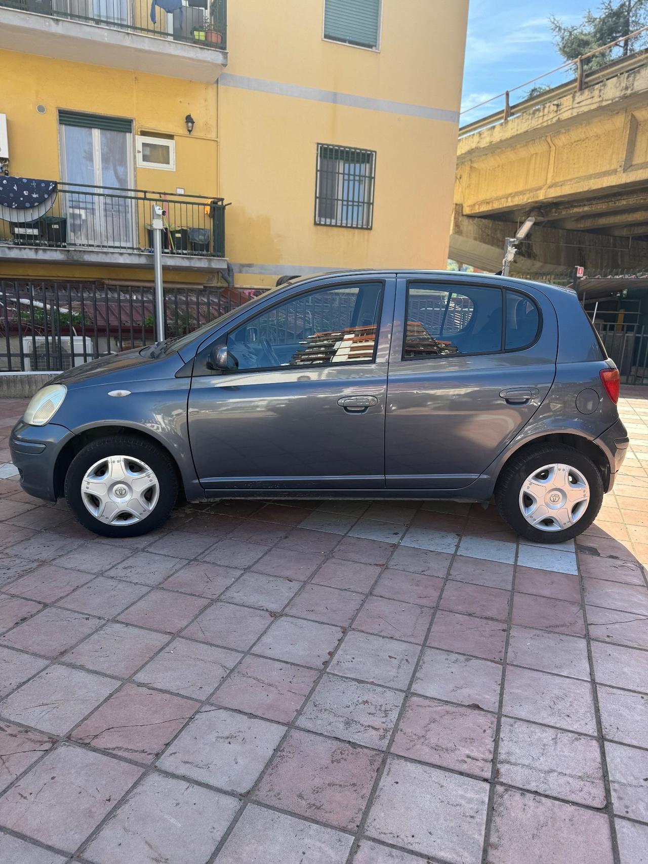 Toyota Yaris 1.0i 16V cat 5 porte Sol