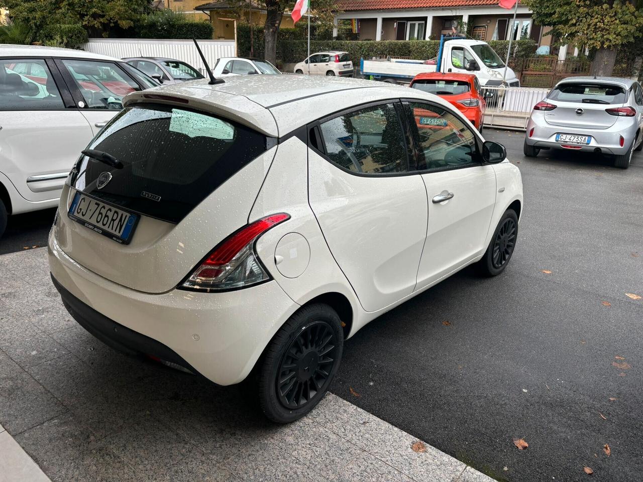 Lancia Ypsilon 1.0 FireFly 5 porte S&S Hybrid Ecochic Silver