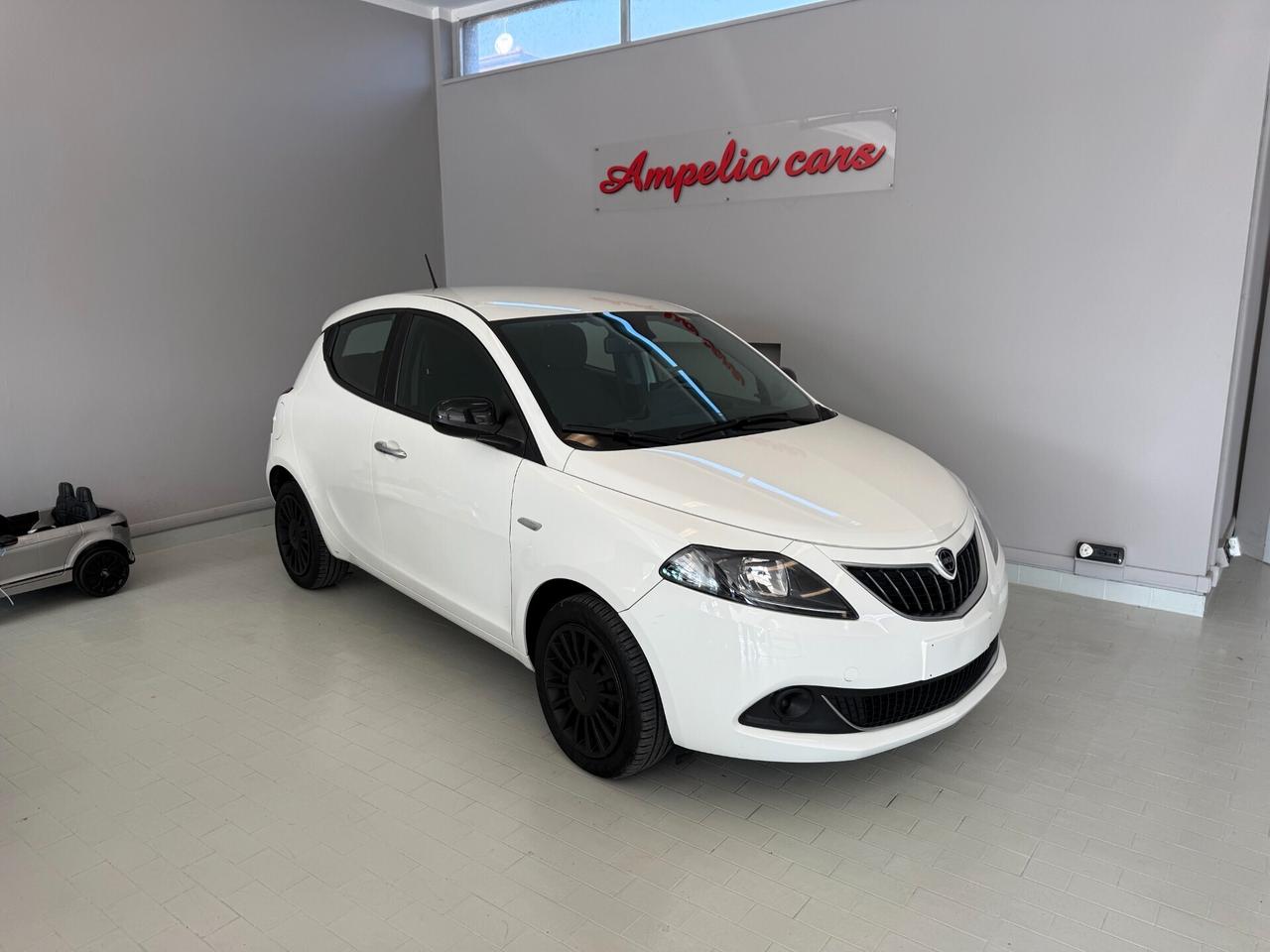 Lancia Ypsilon 1.0 FireFly 5 porte S&S Hybrid Silver