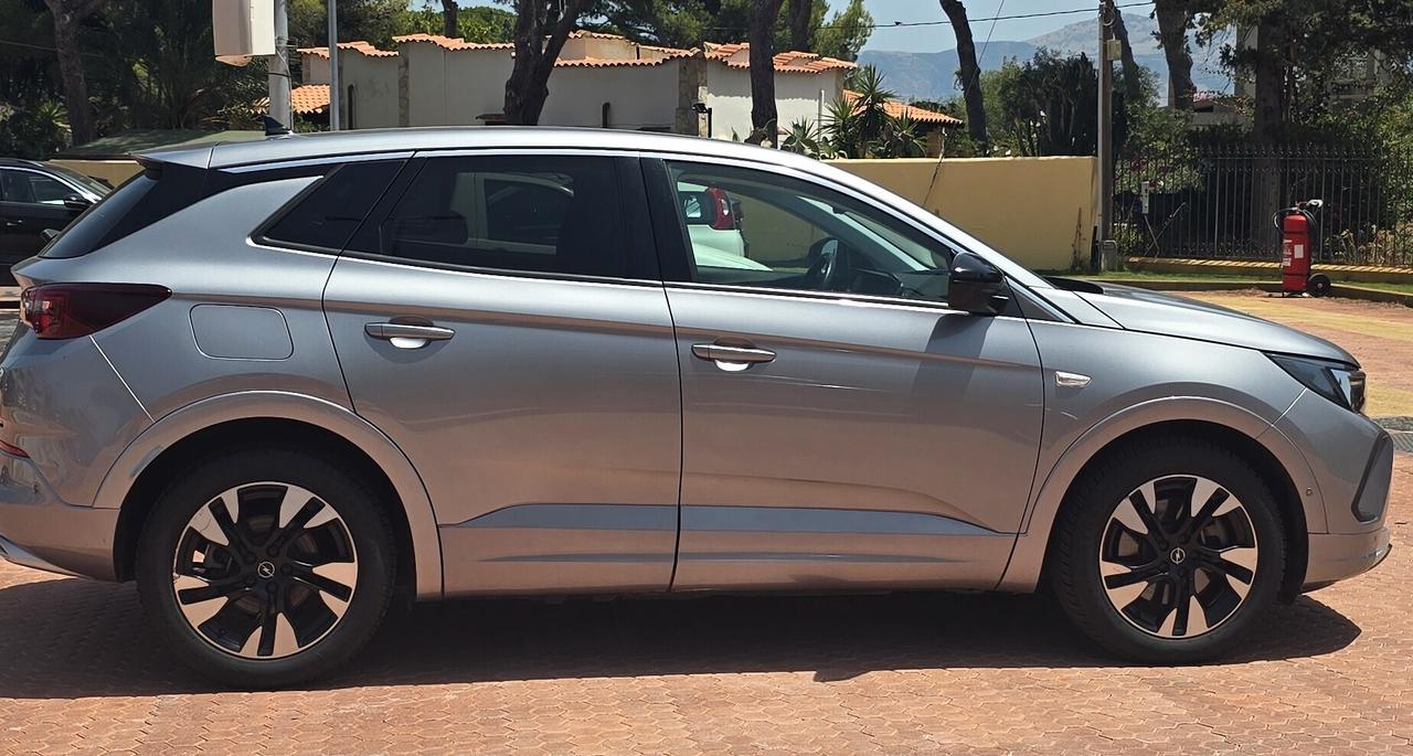Opel Grandland 1.6 PHEV 224 CV Plug-In Hybrid Business Elegance – Efficienza e Comfort Premium