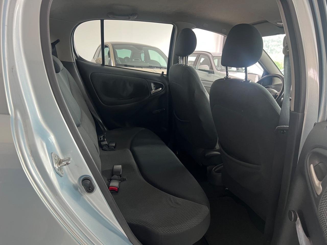 Toyota Yaris 1.0i 16V cat 5 porte Sol