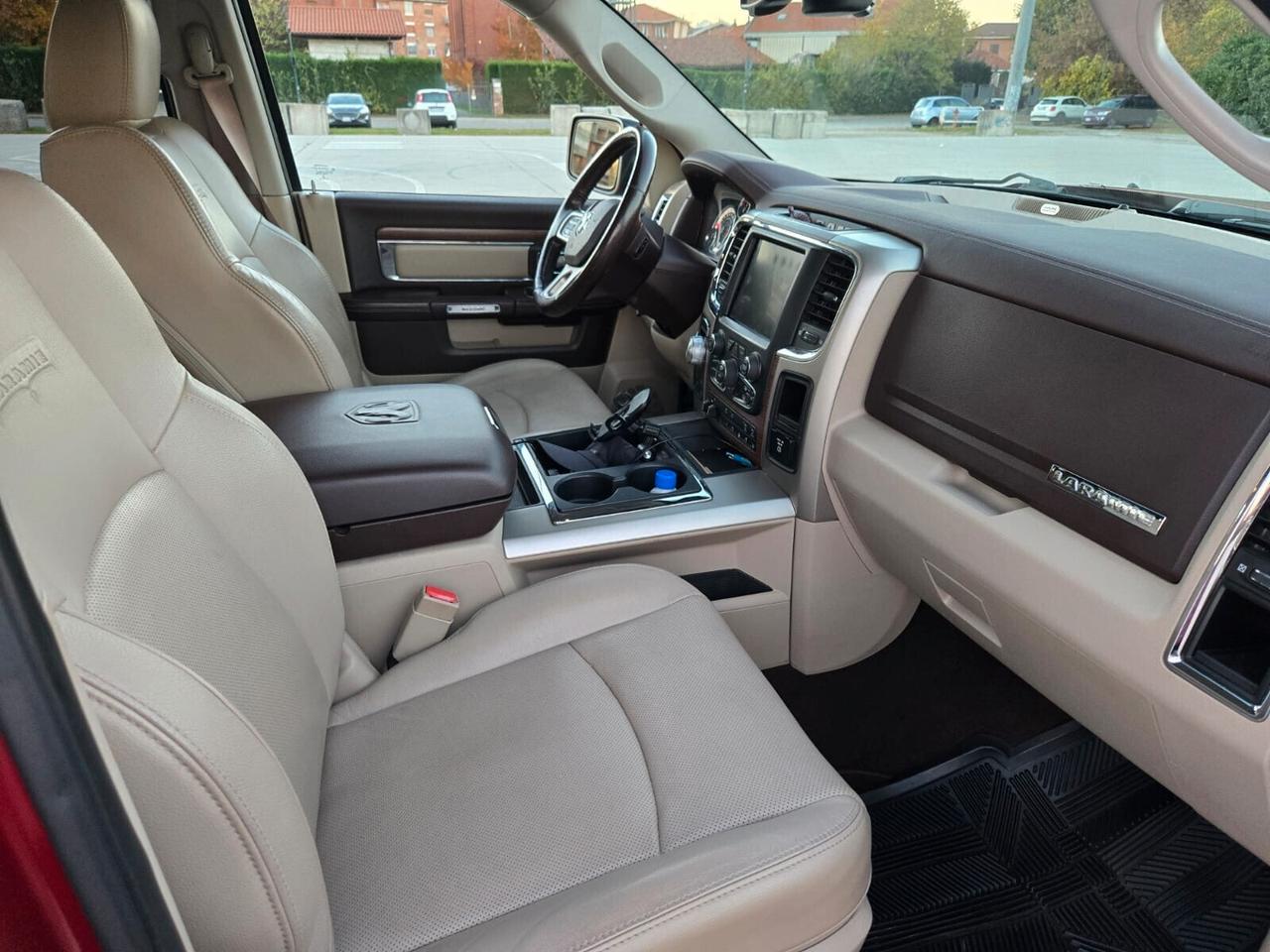 Dodge RAM 1500 HEMI 5.7 V8 -LARAMIE- 4X4