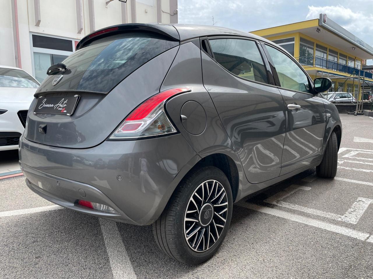 Lancia Ypsilon 1.0 FireFly 5 porte S&S Hybrid Platino