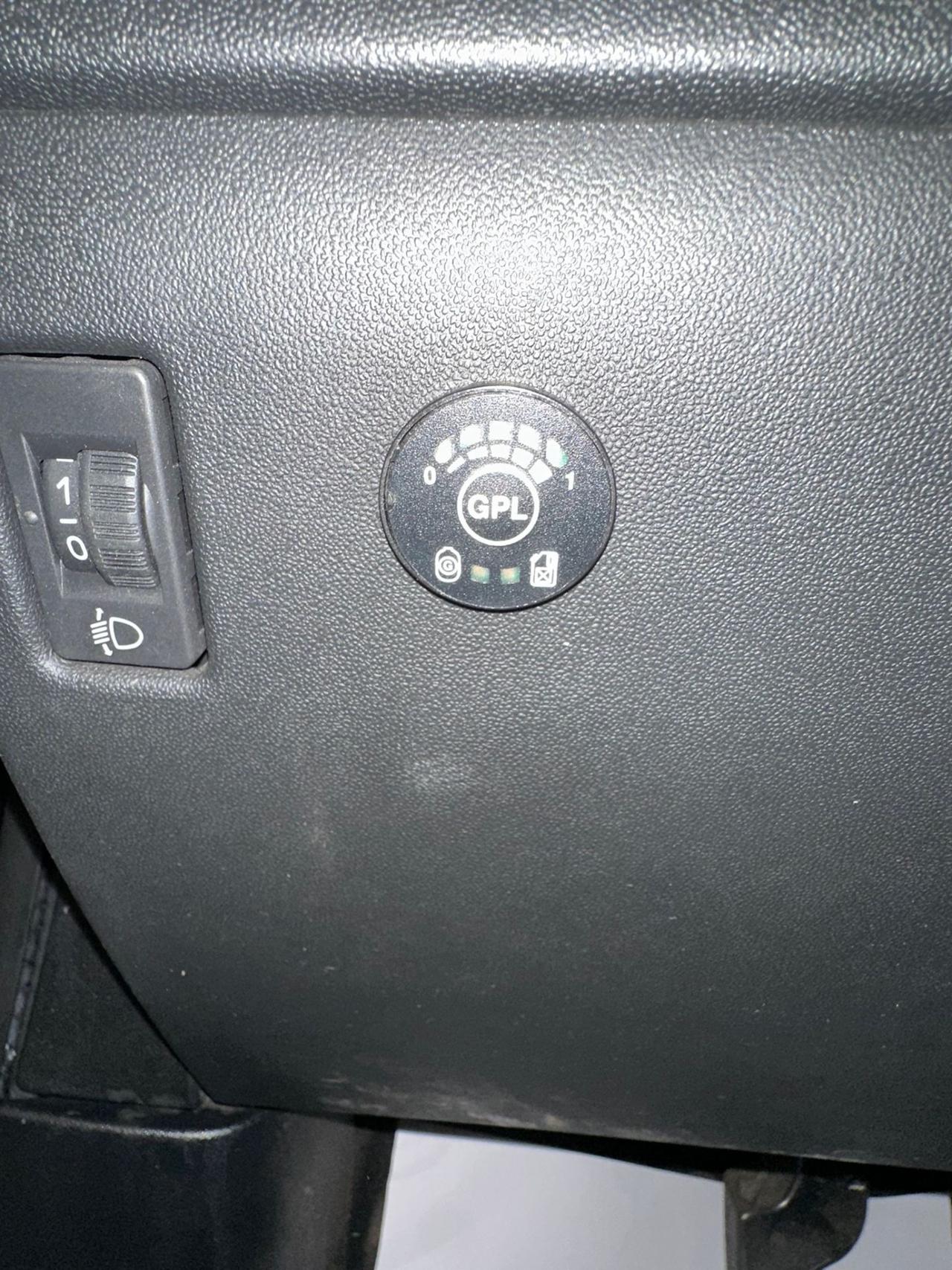 Peugeot 208 PureTech 82 5p. GPL Allure Ok Neopatentati