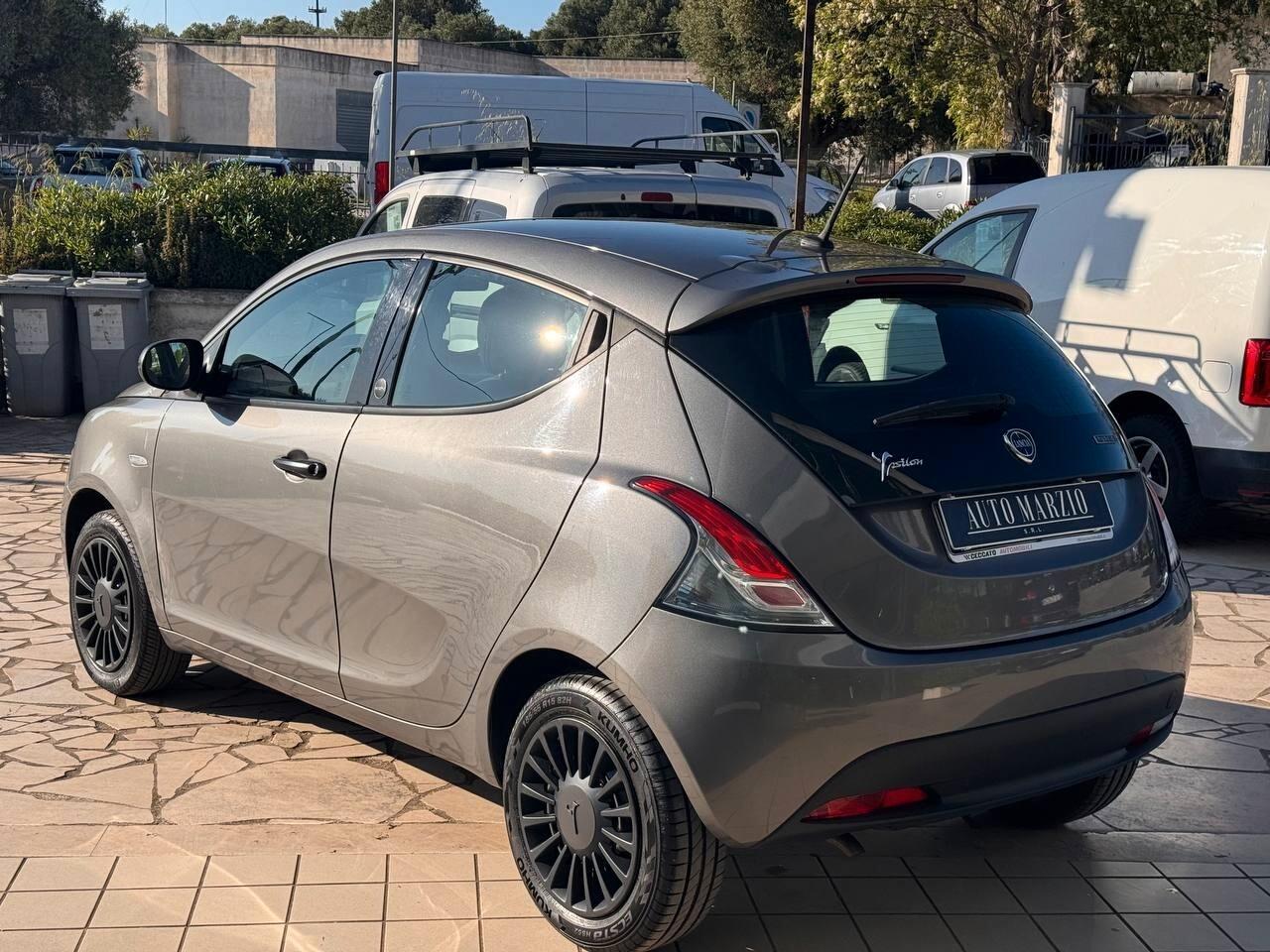 Lancia Ypsilon 1.0 FireFly 5 porte S&S Hybrid Ecochic Silver