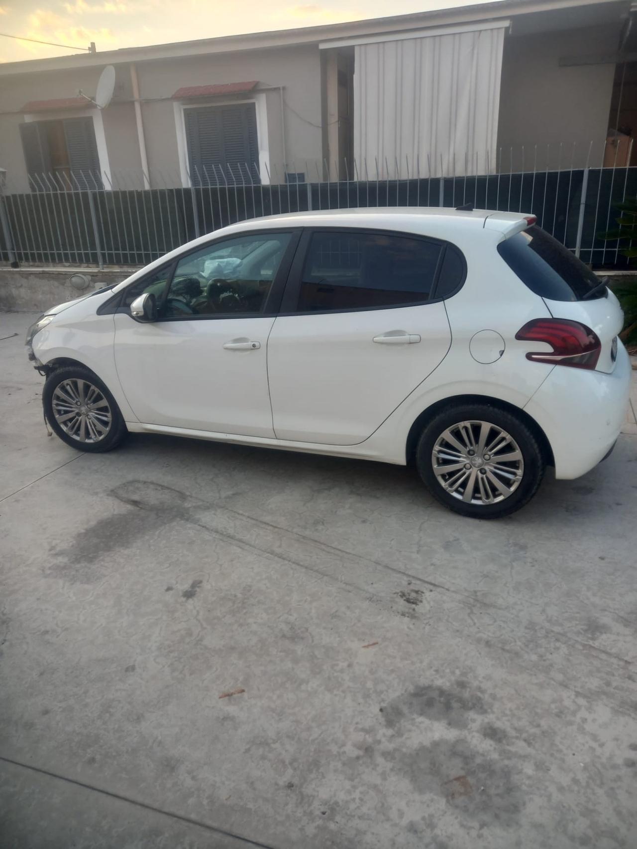 Peugeot 208 2018 sinistrata Incidentata