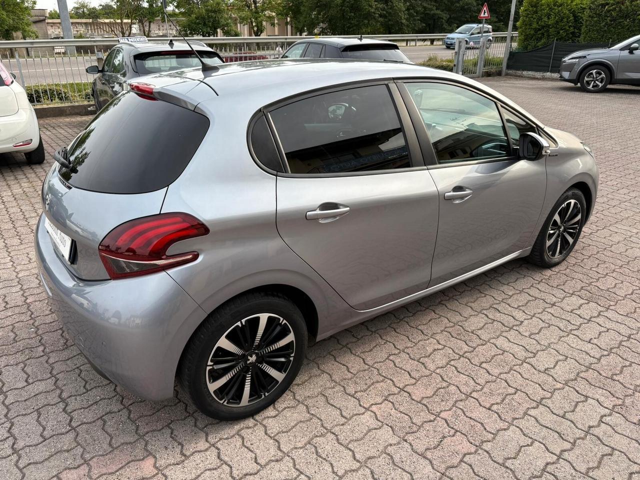 PEUGEOT 208 1.2 BENZ KM 49.066 SI A NEOPATENTATI