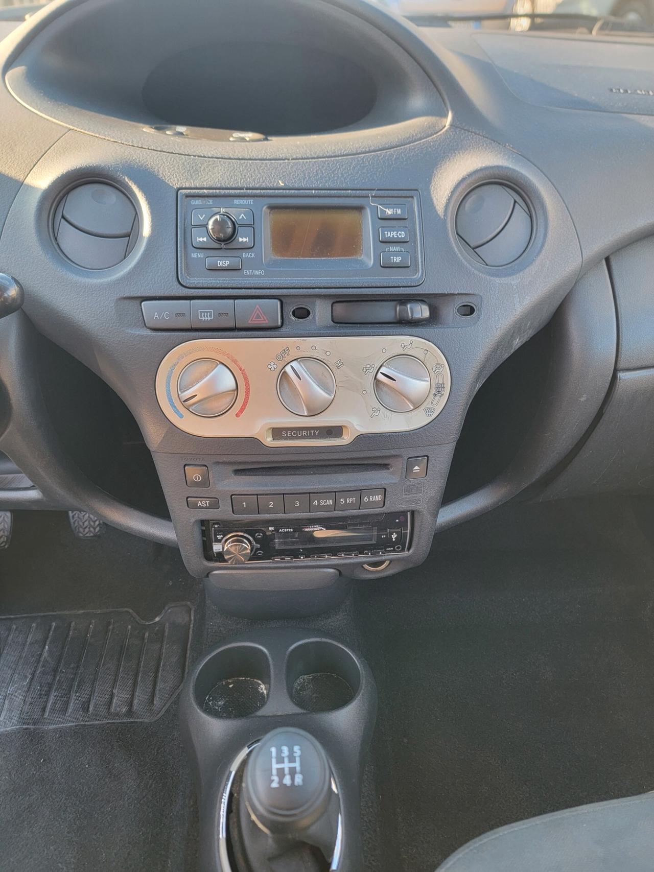 Toyota Yaris 1.0i 16V cat 5 porte Sol