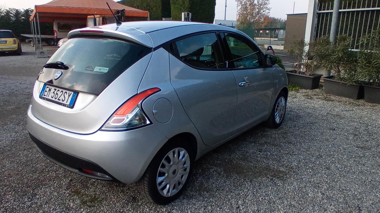 Lancia Ypsilon 1.2 69 CV 5 porte Silver Adatta a Neopatentati