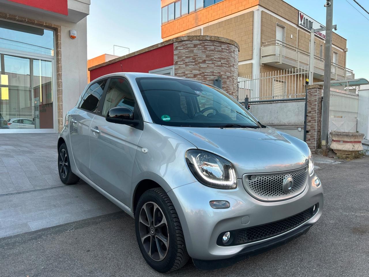 Smart ForFour 0.9 Turbo Passion-2015 NAVI/LED/15"
