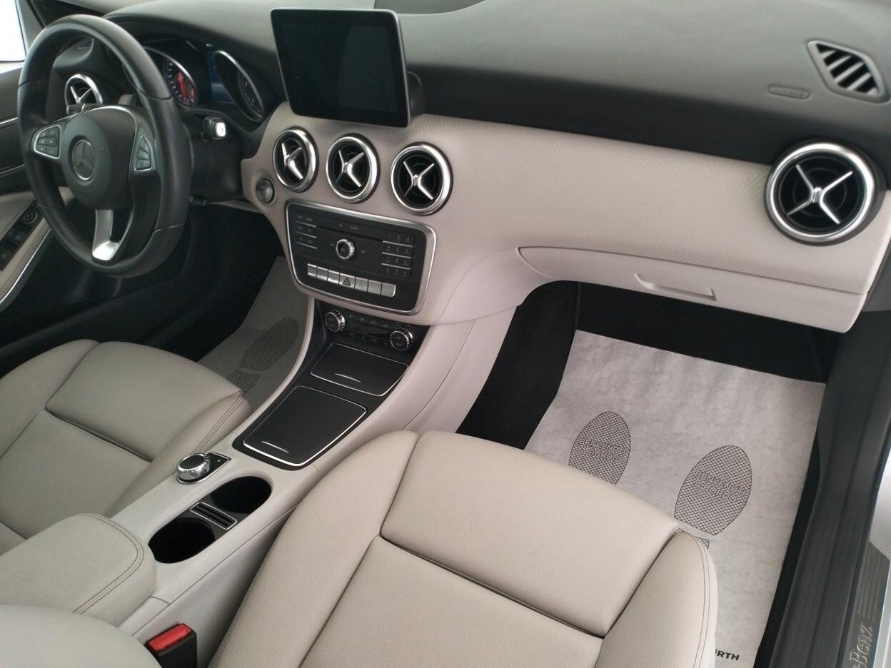 Mercedes-Benz A 200d Premium auto