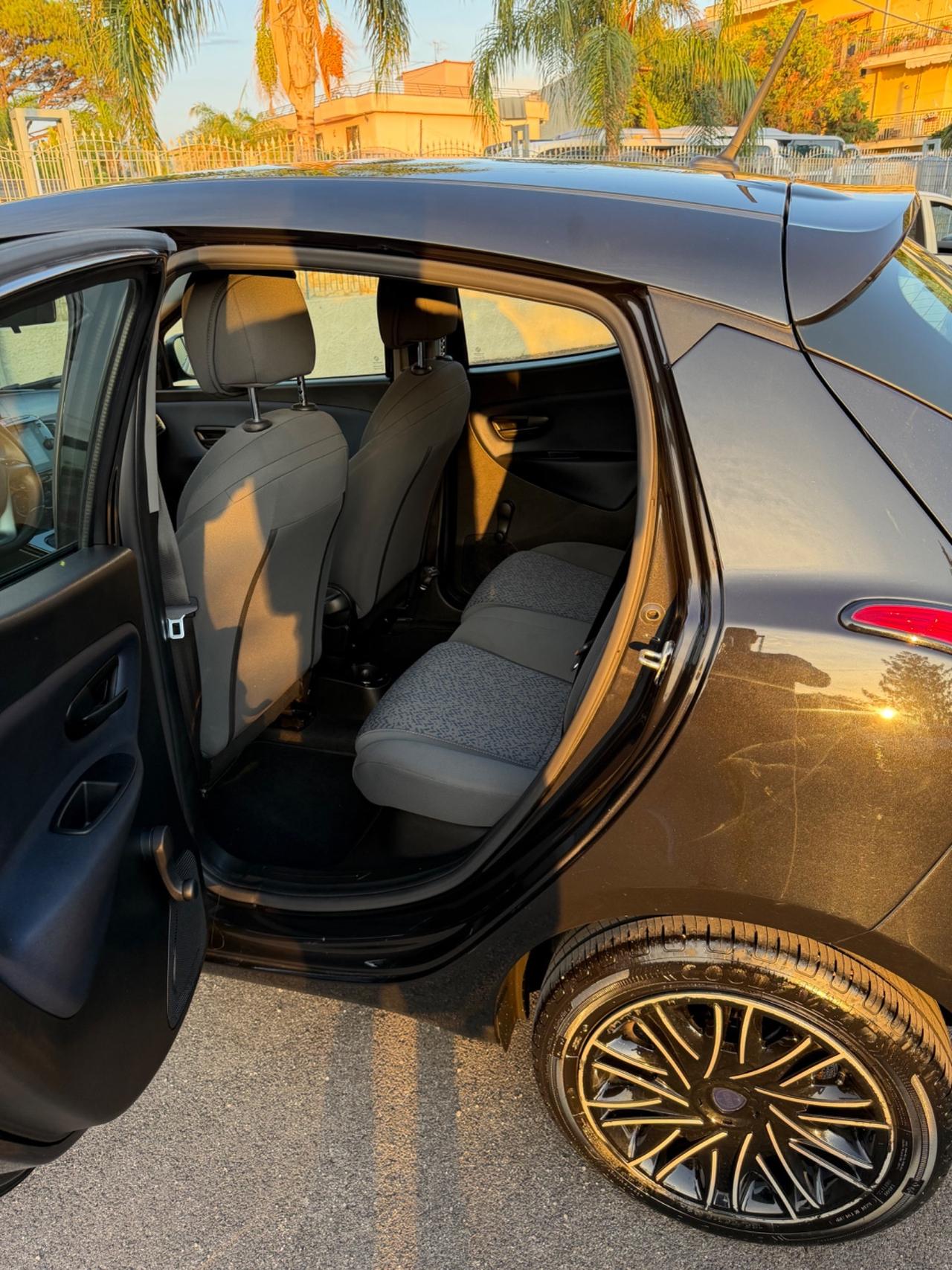 Lancia Ypsilon 1.0 FireFly 5 porte S&S Hybrid Alberta Ferretti