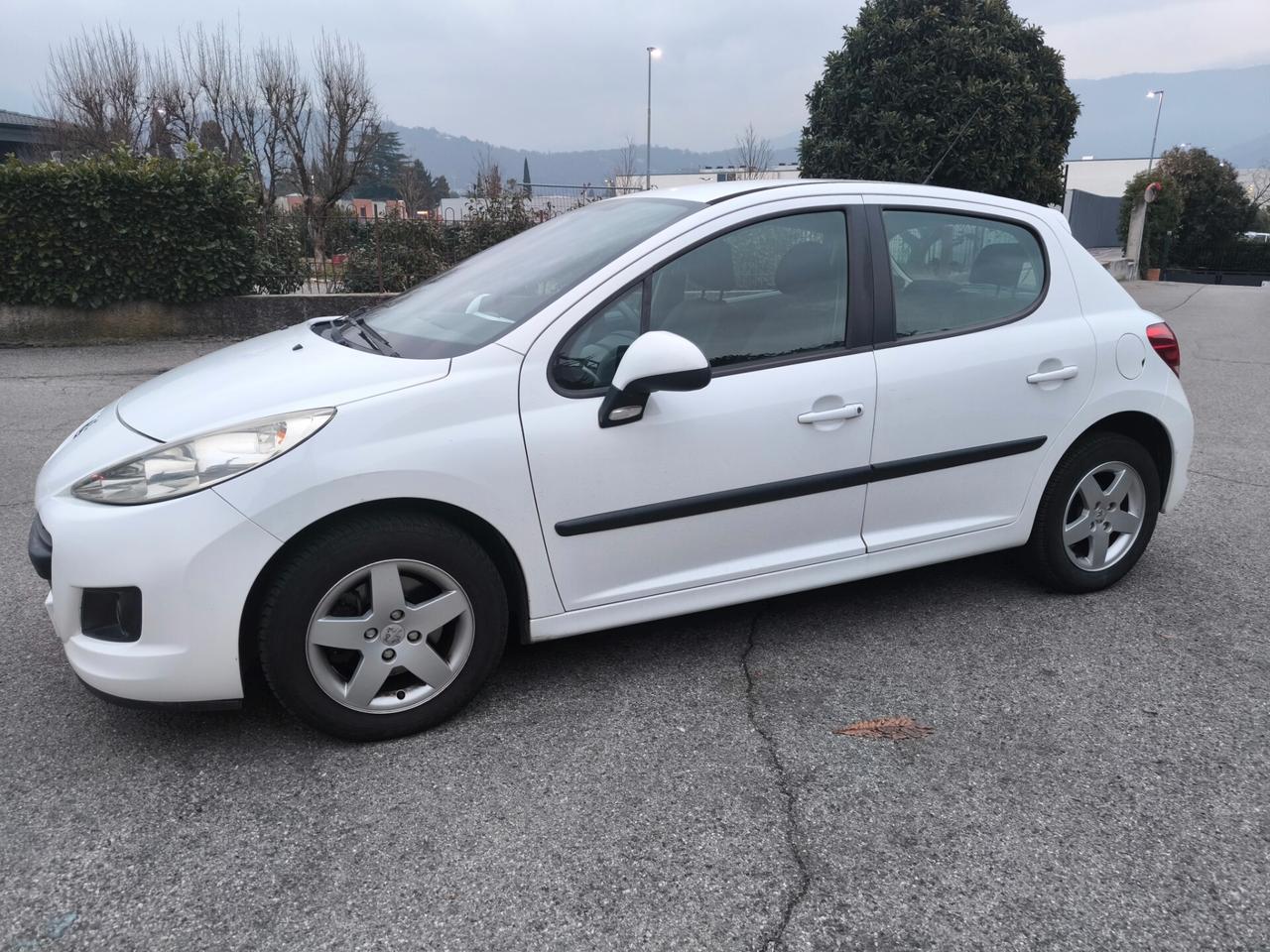 PEUGEOT 207 1,4 BENZINA- OK NEOPATENTATI