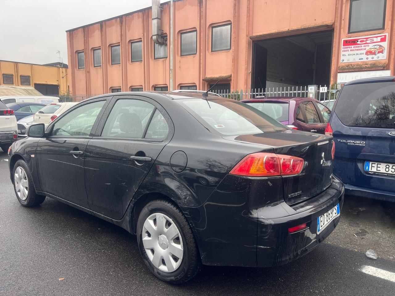 Mitsubishi Lancer 1.5 4p. Invite