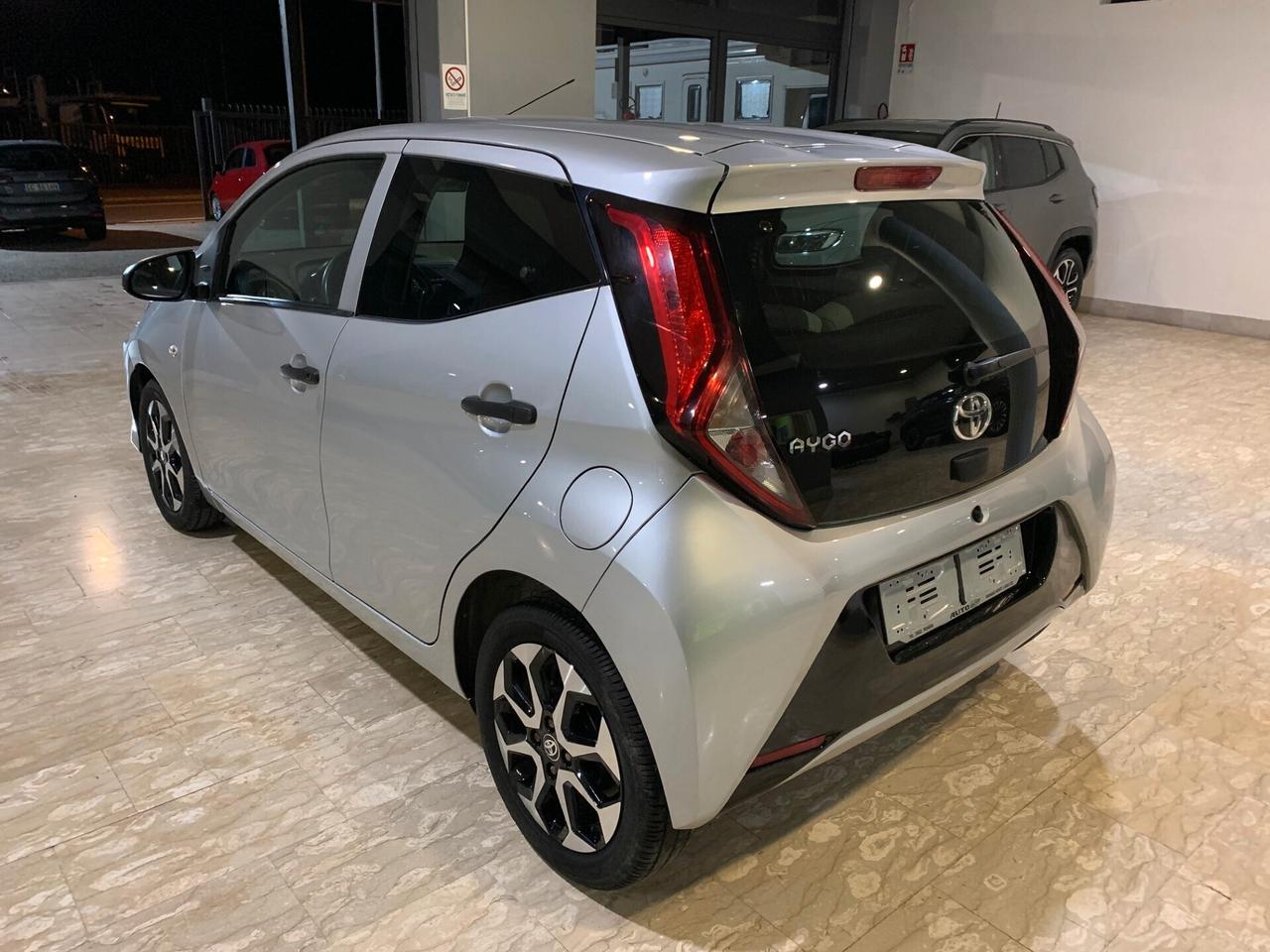 Toyota Aygo Connect 1.0 VVT-i 72 CV 5 porte x-cool