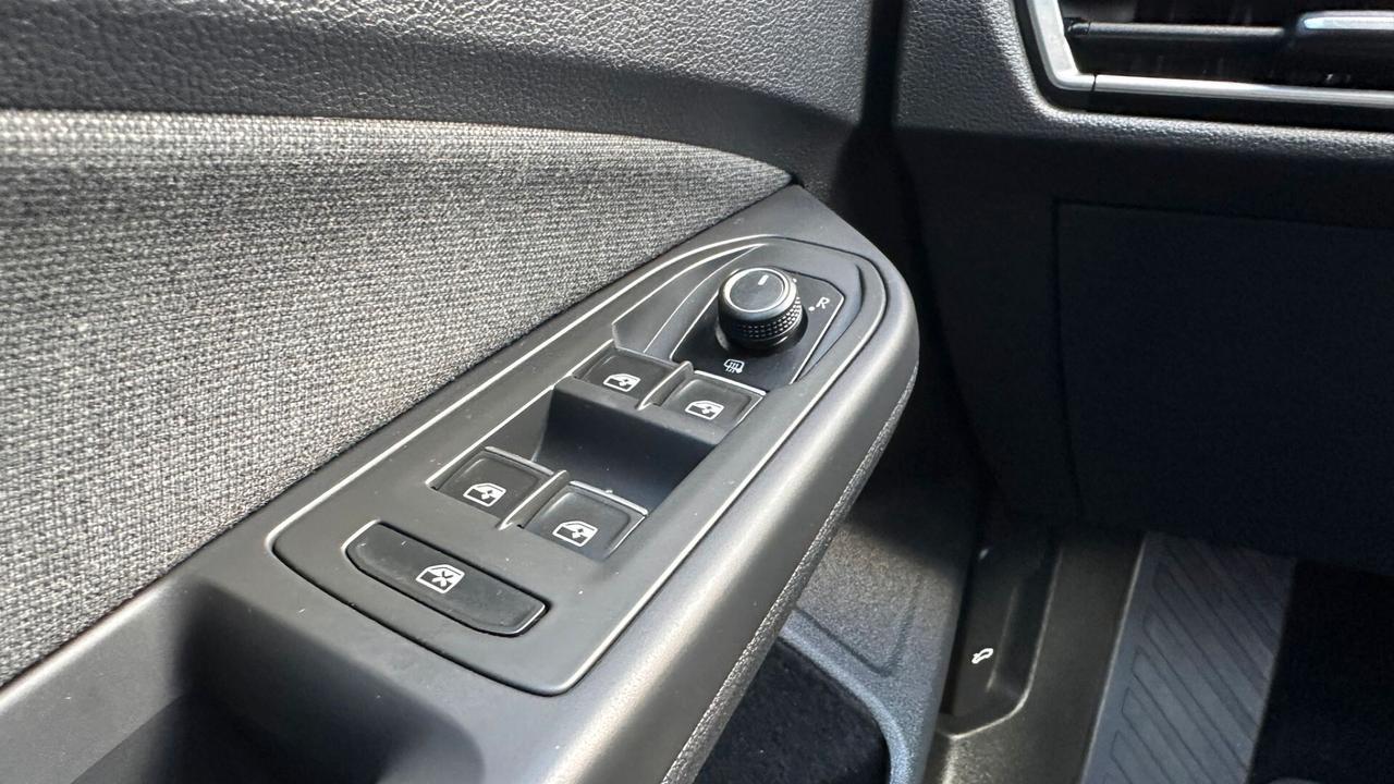 Volkswagen Golf 2.0 TDI 115 CV SCR Life 2023 NEOPATENT leggi testo PERFETTA