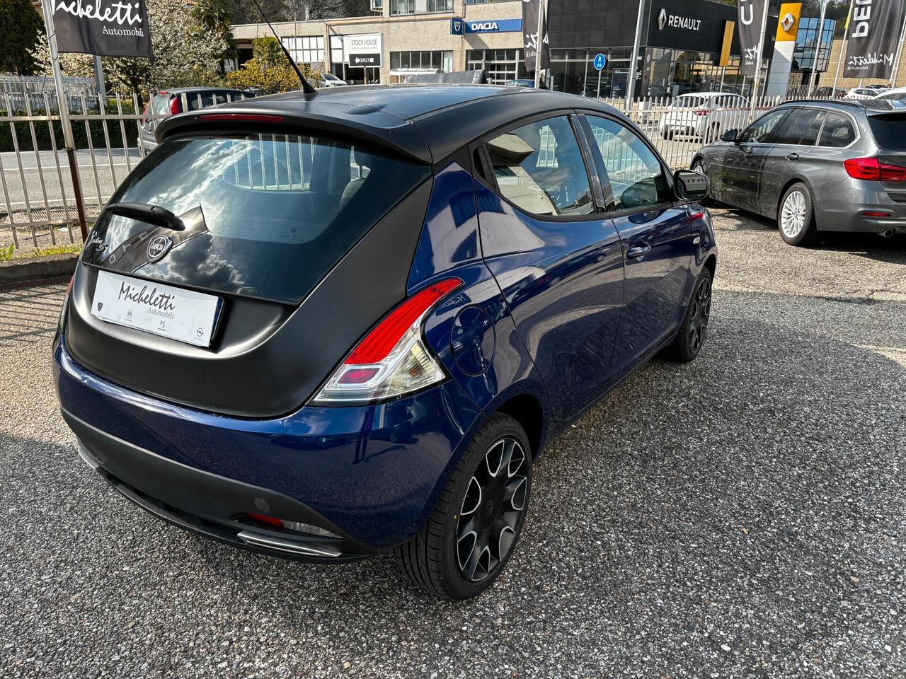 Lancia Ypsilon 1.2 69 CV 5 porte S Momodesign