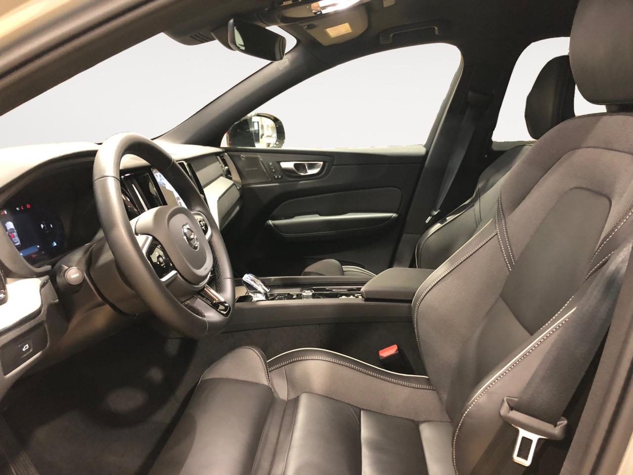 VOLVO XC60 2.0 b5 Plus Dark awd auto