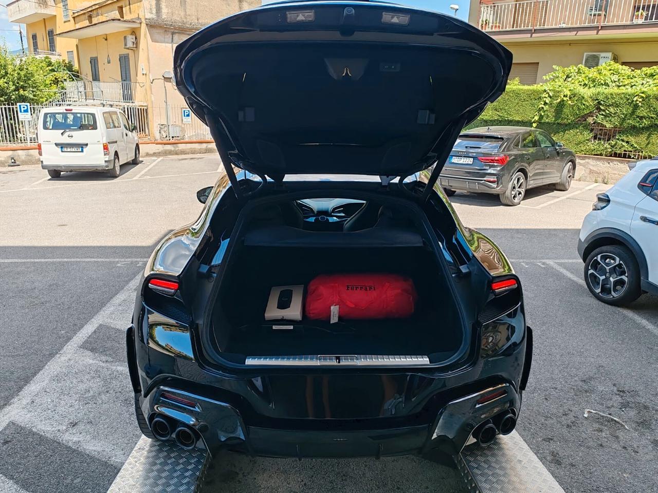 Ferrari Purosangue V12 DCT 4WD*Pano*Black